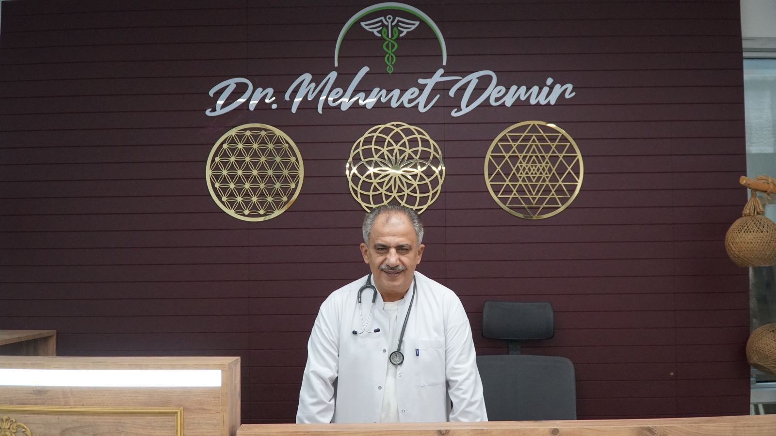 Dr. Mehmet Demir muayenehanenin karşılama bankosunda